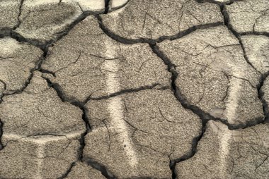 arka plan - farklı boyutta bir model kuru kil çatlaklar.