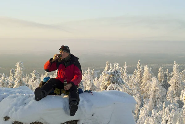 Excursionista Descansa Cima Una Roca Cubierta Nieve Sobre Bosque Invernal — Foto de Stock