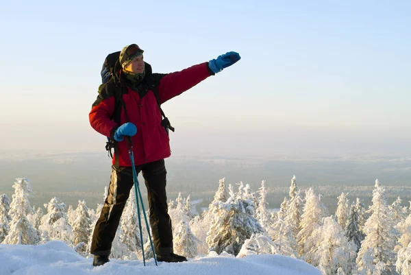 Bergsteiger Mit Rucksack Und Stöcken Für Trekkingtouren Zeigt Hand Die — Stockfoto