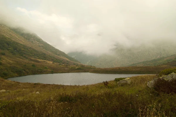 Paesaggio Montano Autunnale Con Piccolo Lago Primo Piano — Foto Stock