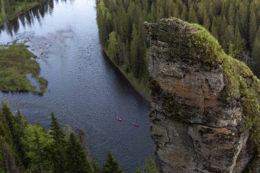 Dağ manzarası Usva nehrinde rock şeytanın parmak ile orta Uralların; yukarıdan görüntülemek, nehir boyunca yüzen iki Kano görülür ve ip, kaya dağcılar tarafından yaptı, asılı