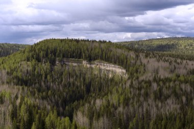 manzara - bulutlu bir sk kireçtaşı uçurumun ile ormanlık tepeler