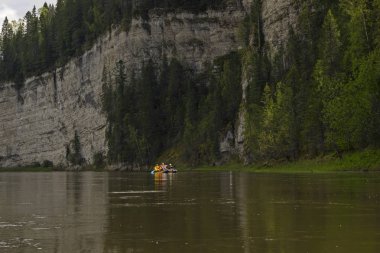 Perm Krayı, Usva Nehri, Rusya Federasyonu - 11 Haziran 2018: şişme turist Katamaran Sal takımda seyahat dik kayalık kıyıları fonunda Nehri boyunca
