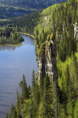 Manzara - ormanlık Kanyon Nehri'nin kuzey taşlarla, üstten görünüm (Usva nehre orta Urallar, Rusya Federasyonu)