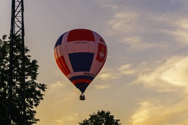 Kungur, Rusya - 30 Haziran 2018: sıcak hava balonu gökyüzüne karşı 