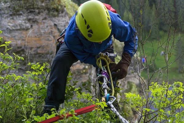 Bergsteiger Überprüft Die Zuverlässigkeit Seines Sicherheitssystems Bevor Von Der Klippe — Stockfoto