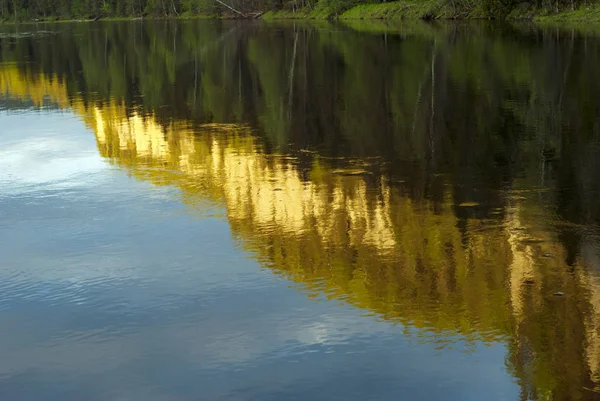 Superfície Água Rio Com Refletido Nele Penhascos Costeiros Arborizados Iluminados — Fotografia de Stock