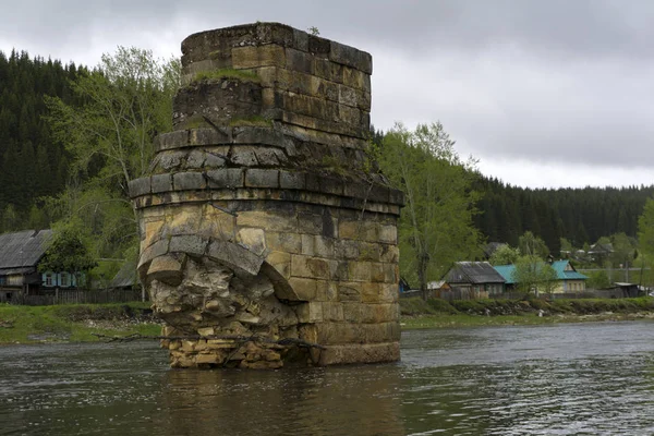 Apoyo Antiguo Puente Río Destruido Por Una Rotura Hielo Través — Foto de Stock