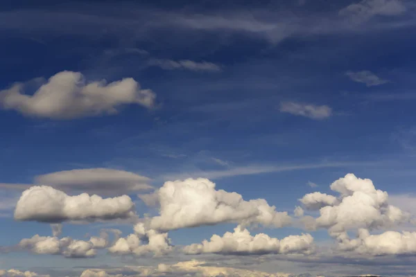 Fondo Cielo Azul Con Nubes Cúmulos Lluvia — Foto de Stock