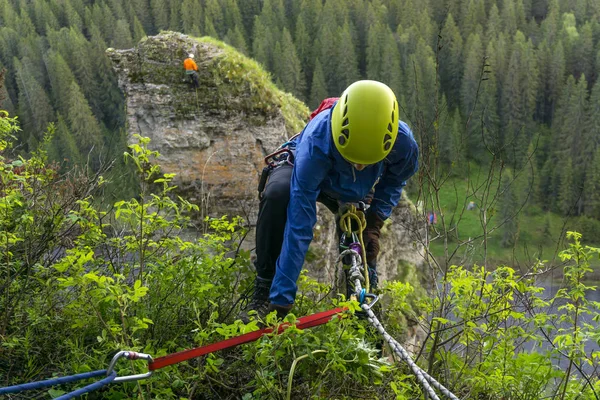 Bergsteigerin Überprüft Die Sicherheitsausrüstung Während Sie Sich Auf Den Abstieg — Stockfoto