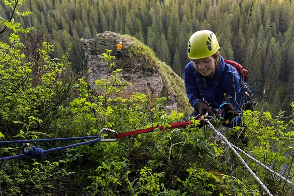 Bergsteigermädchen Beginnt Abstieg Von Der Klippe Mit Seil Und Sicherheitsausrüstung — Stockfoto