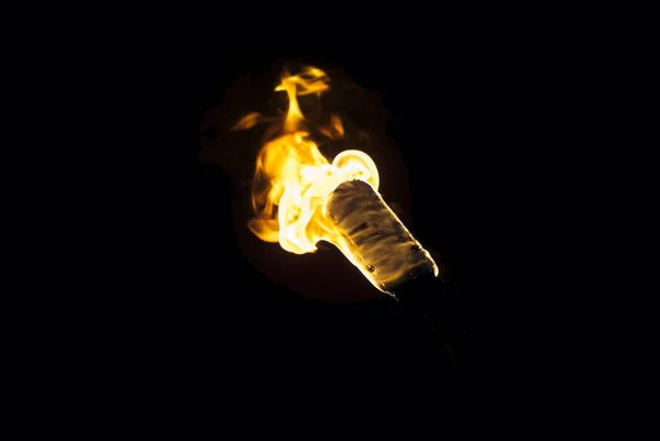 Chama Uma Tocha Escuro Sobre Fundo Preto Apenas Fogo Visível — Fotografia de Stock