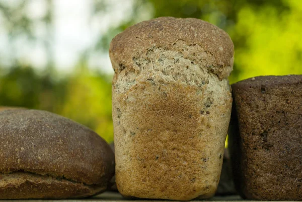 Ein Laib Frisches Bauernbrot Auf Einem Holztisch Vor Verschwommenem Hintergrund — Stockfoto