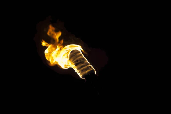 Пламя Факела Темноте Черном Фоне Виден Огонь — стоковое фото