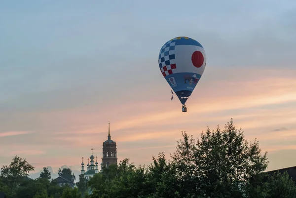 Kungur Russia Giugno 2018 Mongolfiera Che Vola Contro Cielo Durante — Foto Stock