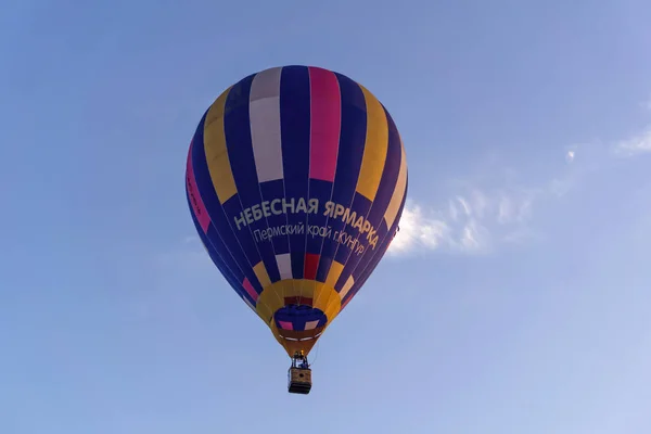 Kungur Russia Giugno 2018 Mongolfiera Che Vola Contro Cielo Durante — Foto Stock