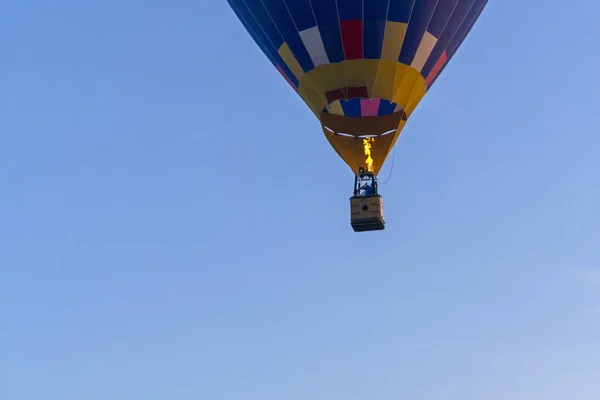 Fondo Pallone Volante Aerostat Con Gli Aerei Cesto Fuoco Ardente — Foto Stock