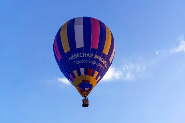 Kungur Rusia Junio 2018 Globo Aerostático Volando Contra Cielo Durante —  Fotos de Stock