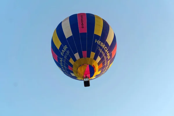 Kungur Russia Giugno 2018 Mongolfiera Che Vola Contro Cielo Durante — Foto Stock