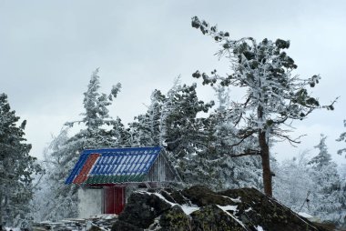 Kachkanar, Rusya - 09 Ocak 2018: gates de kış landscap arka planda Ural Budist manastır Shad Tchup Ling