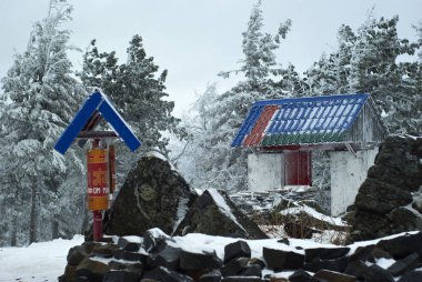 Kachkanar, Rusya - 09 Ocak 2018: gates ve kış landscap arka planda Shad Tchup Ling Ural Budist manastırda dua davul