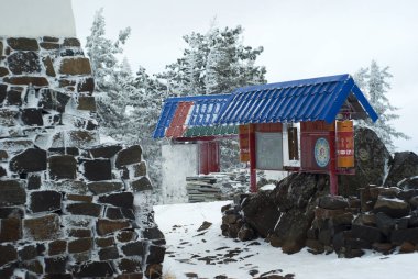 Kachkanar, Rusya - 09 Ocak 2018: gates ve kış landscap arka planda Shad Tchup Ling Ural Budist manastırda dua davul