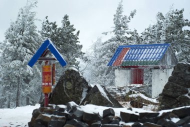 Kachkanar, Rusya - 09 Ocak 2018: gates ve kış manzara arka planda Shad Tchup Ling Ural Budist manastırda dua davul