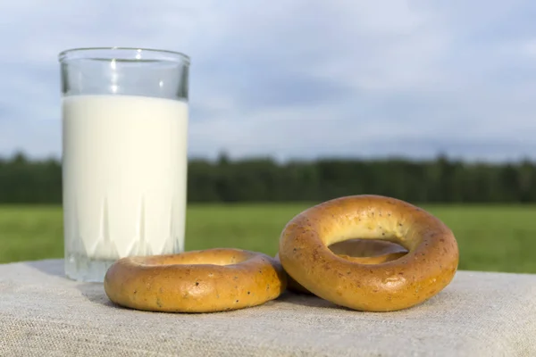 Bagels Traditionelle Semmeln Mit Mohn Und Einem Glas Milch Auf — Stockfoto