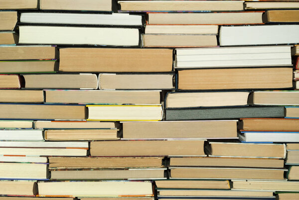 фон - стена, состоящая из книг разных размеров
