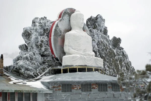 Kachkanar, Rusya - 09 Ocak 2018: (bina) sürecinde bitmemiş Shad Tchup Ling - Ural Dağları tek Budist manastır bir Buda heykeli