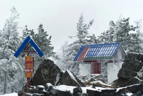Kachkanar, Rusya - 09 Ocak 2018: gates ve kış manzara arka planda Shad Tchup Ling Ural Budist manastırda dua davul