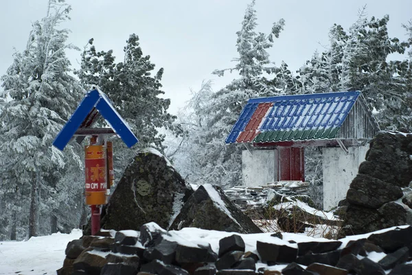 Kachkanar, Rusya - 09 Ocak 2018: gates ve kış landscap arka planda Shad Tchup Ling Ural Budist manastırda dua davul