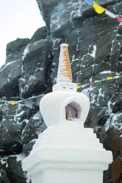Kachkanar, Rusya - 09 Ocak 2018: Budist stupa Shad Tchup Ling - Ural Dağları'nda tek Budist manastır - manastırda bir bulanık karla kaplı kaya arka planı