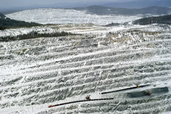 Pohled Shora Sněhu Naloženého Pracovní Lomu Pro Extrakci Bauxit Rudy — Stock fotografie