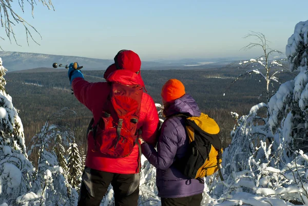 Par Excursionistas Paran Cima Montaña Invierno Con Espalda Espectador Hombre — Foto de Stock