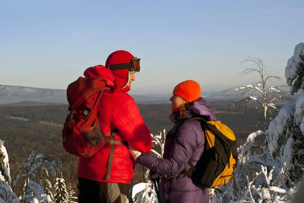 Two People Man Woman Winter Clothes Backpacks Look Each Other — Stock Photo, Image