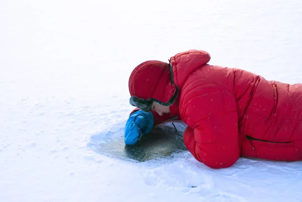 Uomo Inverno Trova Sulla Superficie Fiume Ghiacciato Guarda Sotto Ghiaccio — Foto Stock