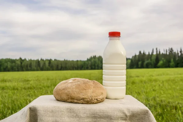 Пластиковая Бутылка Свежего Молока Буханка Деревенского Хлеба Льняной Скатерти Фоне — стоковое фото