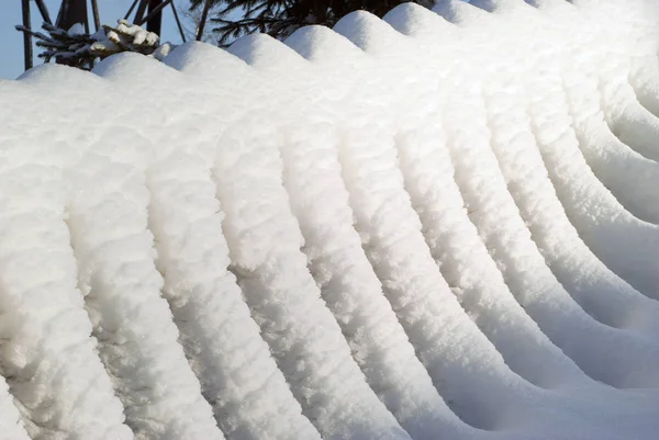 Bakgrund Enkel Boardwalk Bleknat Med Snö Upplyst Solen Närbild — Stockfoto