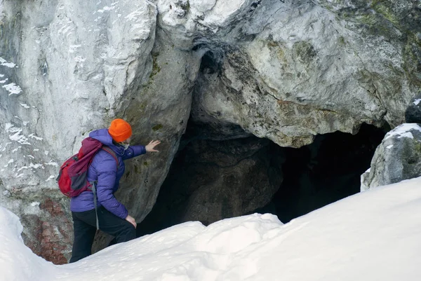 Girl Hiker Winter Peeks Dark Cave Steep Limestone Rock — Stock Photo, Image