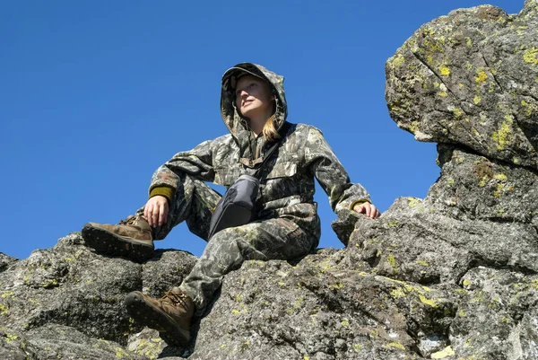 Lächelndes Wandermädchen Das Die Ferne Blickt Auf Einer Klippe Sitzend — Stockfoto