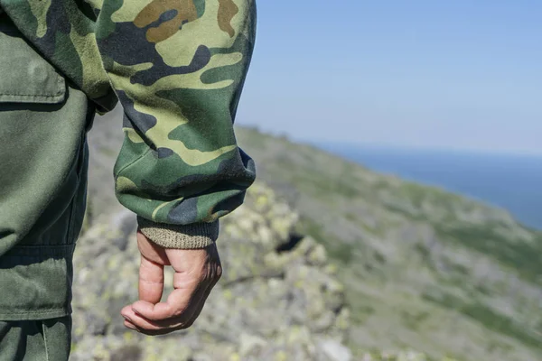 Hand Eines Reisenden Vor Dem Hintergrund Einer Verschwommenen Berglandschaft Vor — Stockfoto