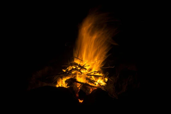 Flamme Eines Feuers Dem Natürliches Reisig Brennt Auf Schwarzem Hintergrund — Stockfoto