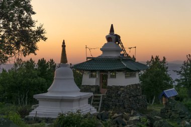 Kachkanar, Rusya - 25 Temmuz 2018: inşa stupa ve pagoda Budist manastırda Shad Tchup Ling - Urallardan tek bir dağın zirvesinde