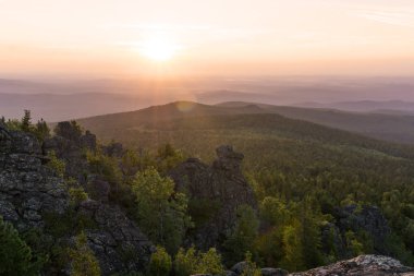 Puslu Vadisi üzerinde gündoğumu, Mount Kachkanar, orta Ural, görüntülemek