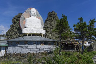 Kachkanar, Rusya - 25 Temmuz 2018: Buda bitmemiş heykeli Urallarda Budist manastır Shad Tchup Lin topraklarında bir dağın zirvesinde
