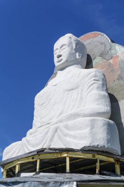 Kachkanar, Rusya - 25 Temmuz 2018: Buda bitmemiş heykeli Urallarda Budist manastır Shad Tchup Ling topraklarında bir dağın zirvesinde