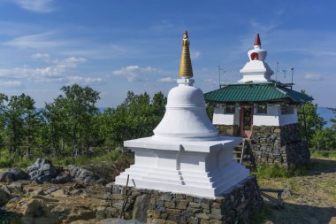 Kachkanar, Rusya - 25 Temmuz 2018: inşa stupa ve pagoda Budist manastırda Shad Tchup Ling - Urallardan tek bir dağın zirvesinde