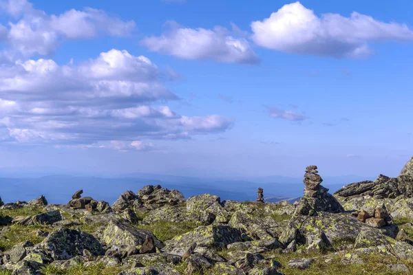 Paesaggio Luminoso Altopiano Alta Quota Con Viaggiatori Piegati Piramidi Cairns — Foto Stock