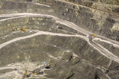 parça büyük araştırma kariyeri çalışma ekskavatör, damperli kamyon ve diğer taş ocağı tekniği ile